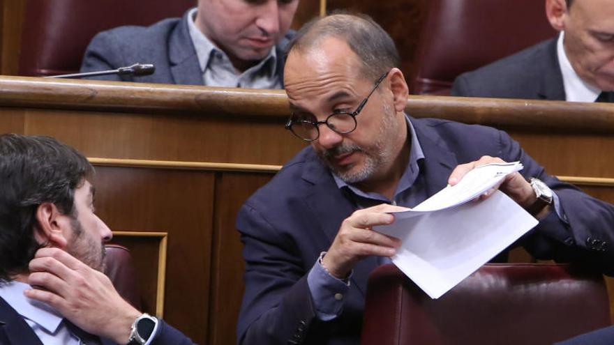 El portavoz del PDeCAT en el Congreso, Carles Campuzano (d).