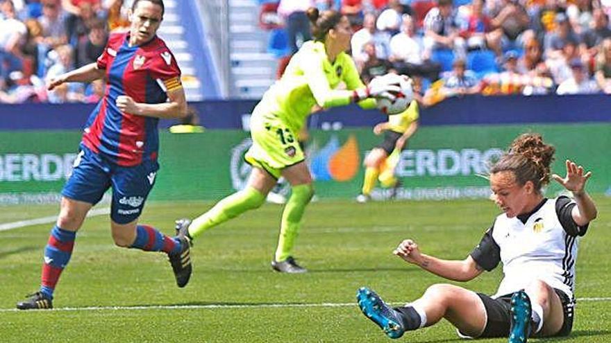 Anair Lomba, a la derecha, durante el derbi ante el Levante de esta temporada.