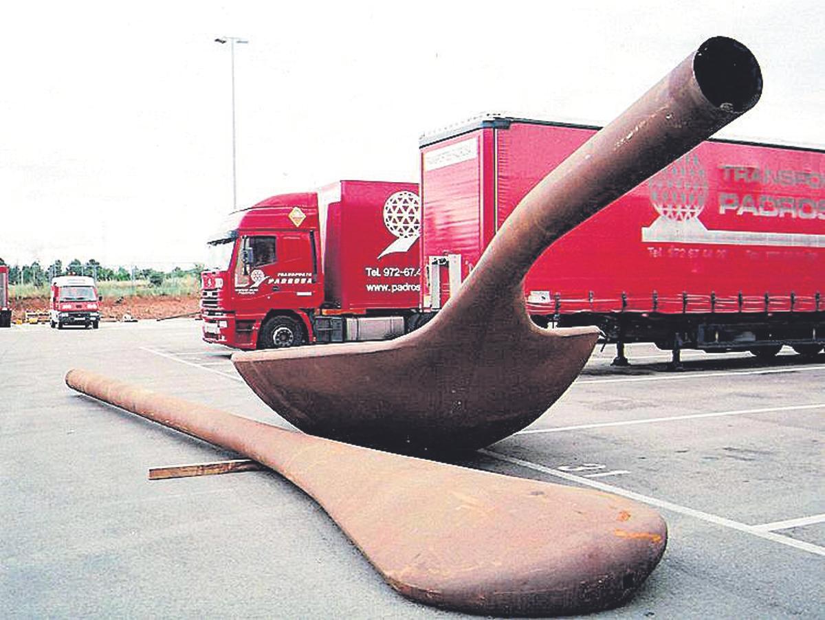 Transports Padrosa va traslladar l’escultura de 38 metres i 1.160 quilos.