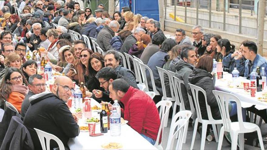 Gran ambiente en la paella de Compromís