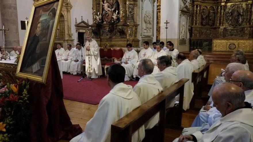 Los sacerdotes durante la eucaristía en la iglesia de San Andrés.