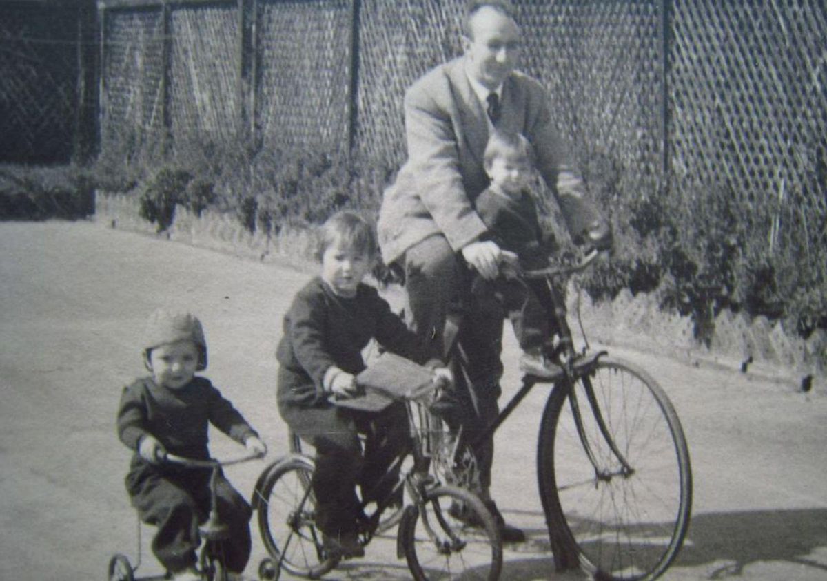 Arriba, sus hermanas Cristina y Mari Carmen, con Blanca en la bici de su padre. En el centro, con Ángel Cobos y Carlos Ochoa. Abajo, entre Ari Moneo y Rocío Álvarez, y Eva Tirado, Isabel Vargas e Irma Benito, en Mar de Niebla.