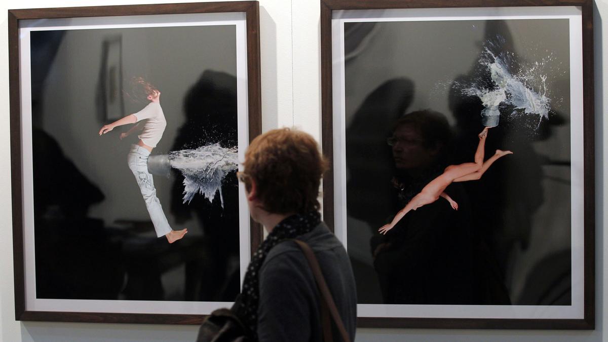 Una asistente observa varias obras de CONCHA PRADA  en Arco 2011.