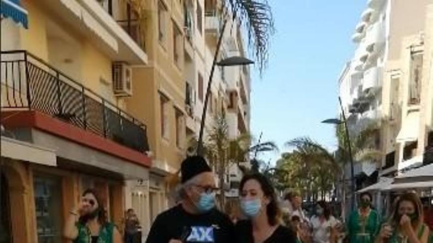 Dos &quot;filaes&quot; de Moros y Cristianos de Moraira desfilan por la calle de &quot;forma espontánea&quot;