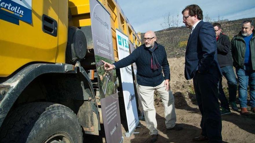 El presidente de Extremadura coloca la primera piedra del Campus PHI en la Sierra de Gata