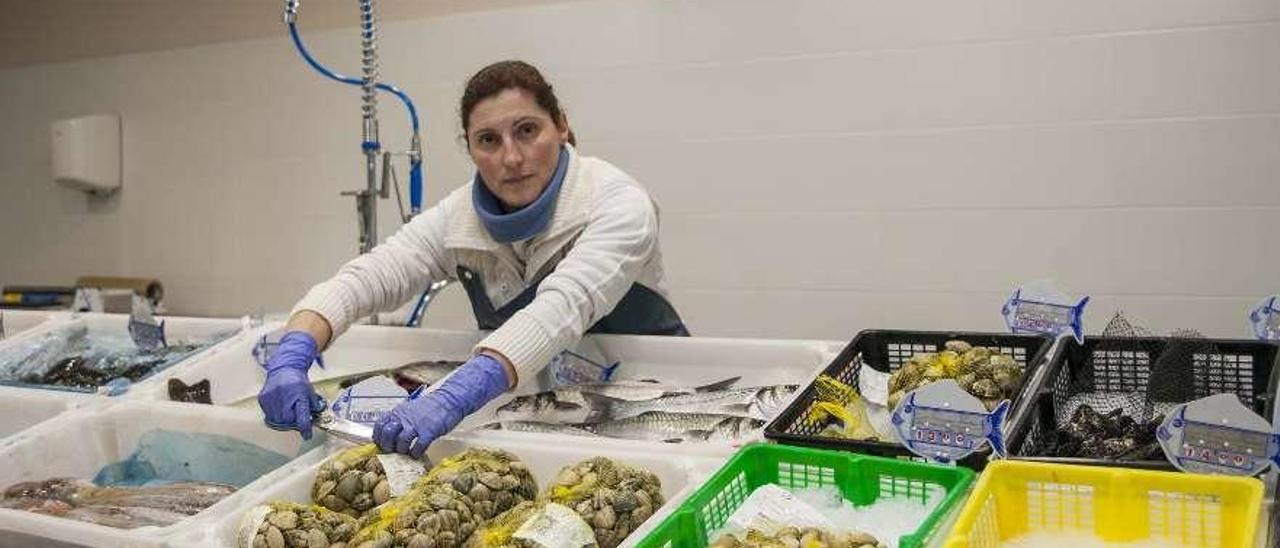 Paz Miguélez despachó ayer almejas, mejillones y langostinos. // Bernabé/Ana Agra