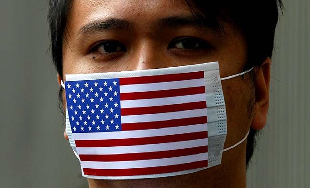 Un partidari del fundador de Wikileaks porta una màscara amb la bandera nacional nord-americana, durant una protesta al Consolat General dels Estats Units a Hong Kong (Xina).