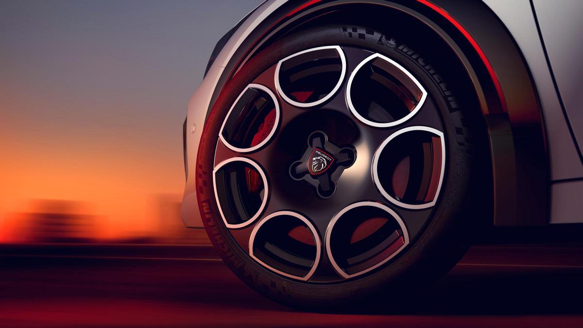 La carrocería ha sido rebajada en 27 mm, se han ensanchado las vías y se utilizan llantas de 18 pulgadas con neumáticos 215/40R18