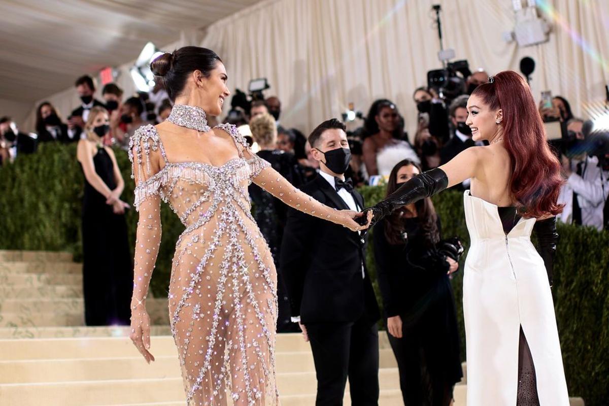 Kendall Jenner con Gigi Hadid en la gala del MET