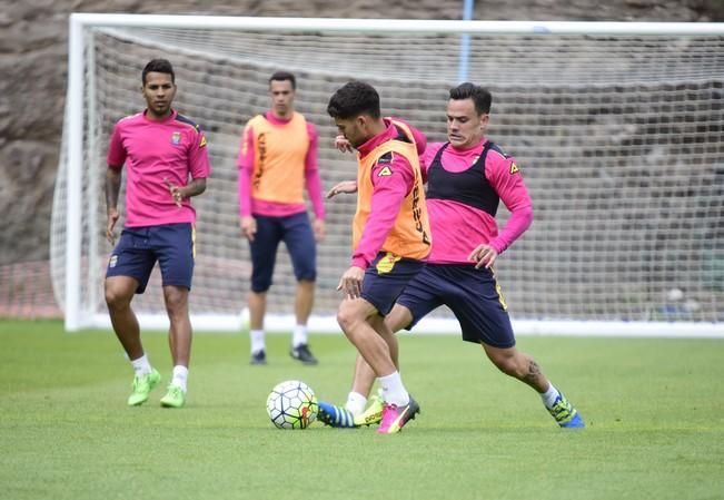 Entrenamiento de la UD Las Palmas en Barranco ...