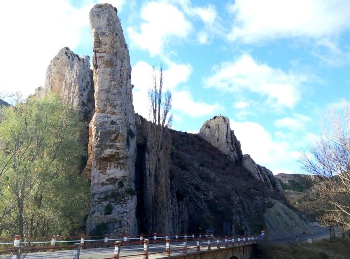 El entorno de Aliaga destaca por sus estructuras y formaciones geológicas.