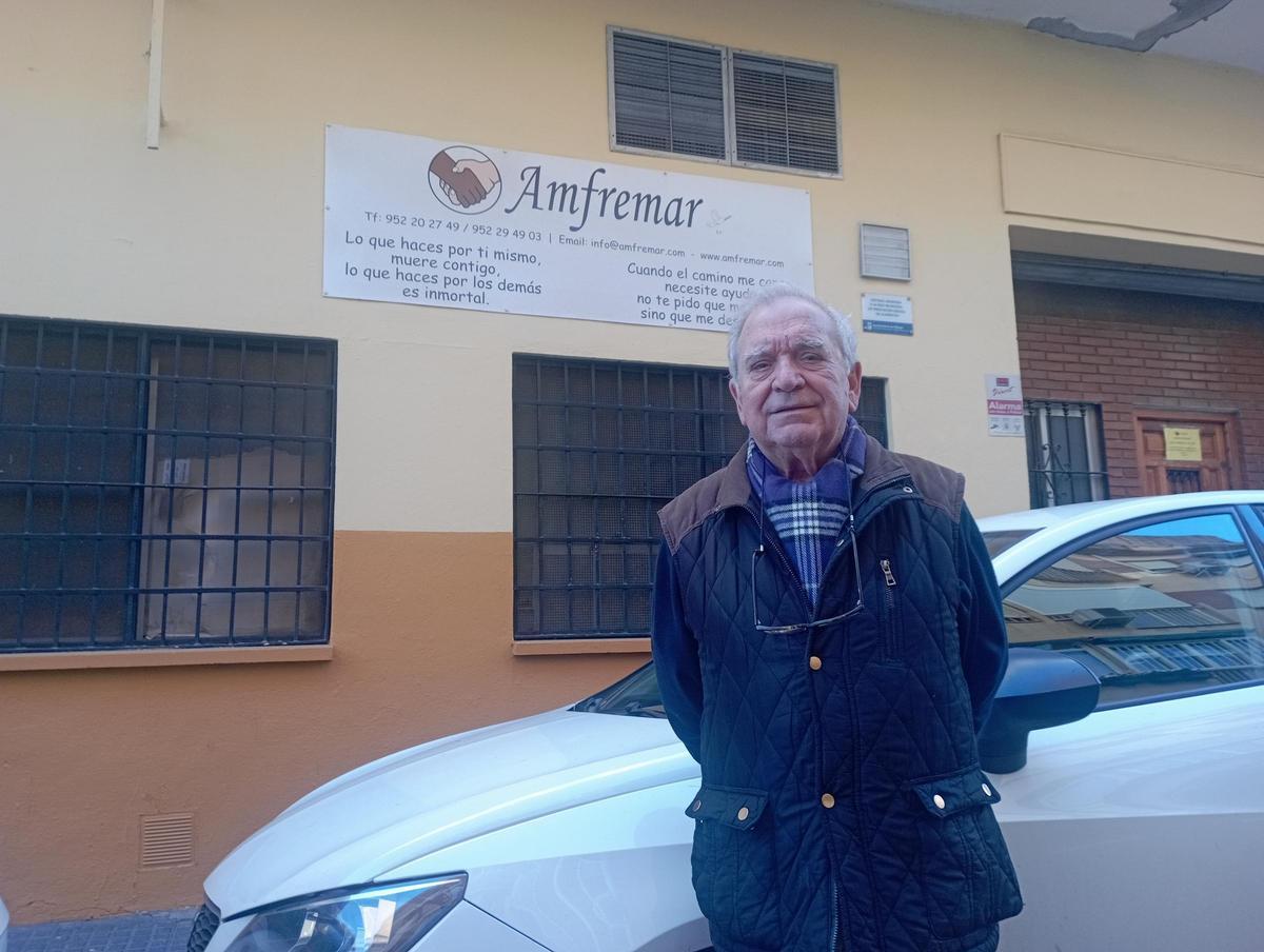 Fernando Gutiérrez, hace unos días, delante de uno de los locales por los que Amfremar paga el alquiler.