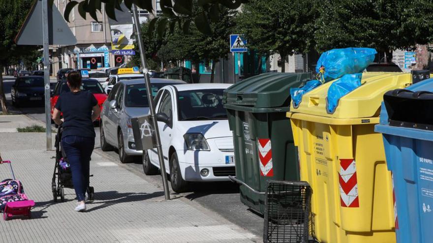 Contenedores de basura en una calle de Ponteareas.  // ANXO GUTIÉRREZ