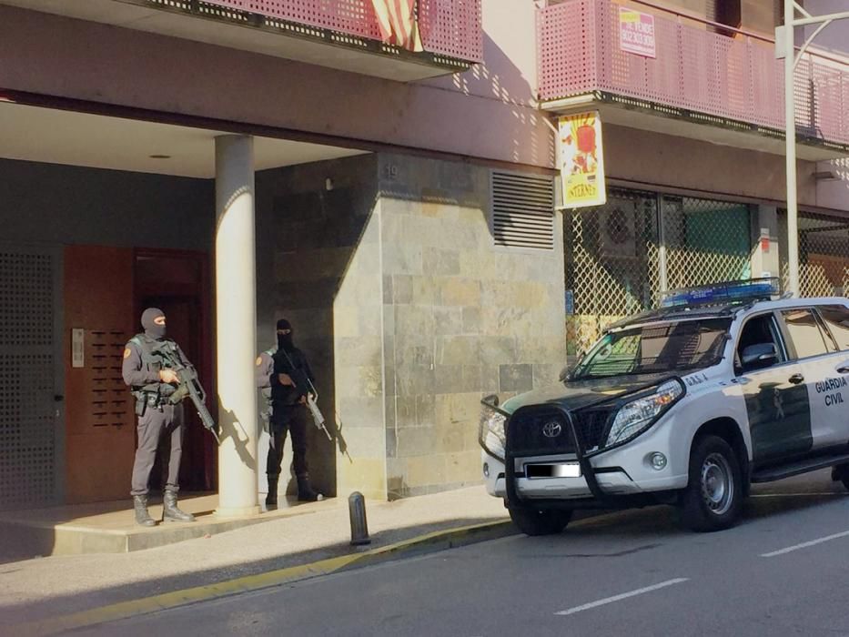 Agents de la Guàrdia Civil davant el domicili dels detinguts a Arbúcies