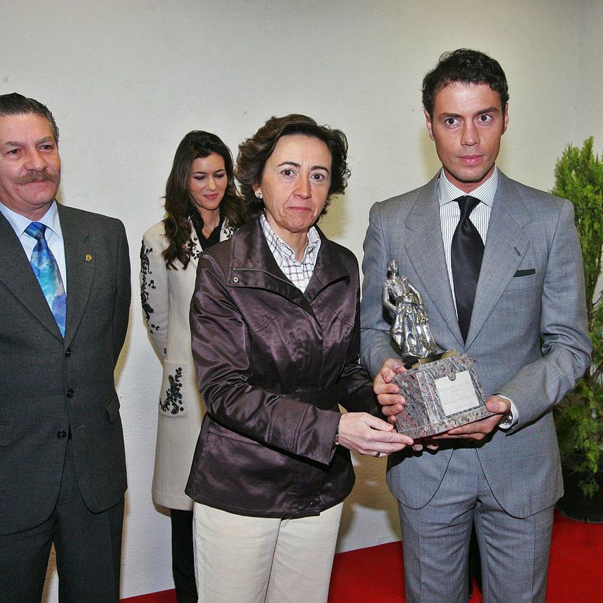 La alcaldesa de Córdoba, Rosa Aguilar, entrega a Finito el trofeo Manolete de 2005. 