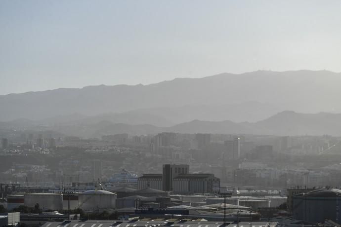 13-01-19 LAS PALMAS DE GRAN CANARIA. EL SEBADAL, PUERTO Y BARRIO DE LAS COLORADAS. LAS PALMAS DE GRAN CANARIA. METEOROLOGIA. Calima desde El Sebadal, el pueto y el Barrio de Las Coloradas.  Fotos: Juan Castro.  | 13/01/2020 | Fotógrafo: Juan Carlos Castro