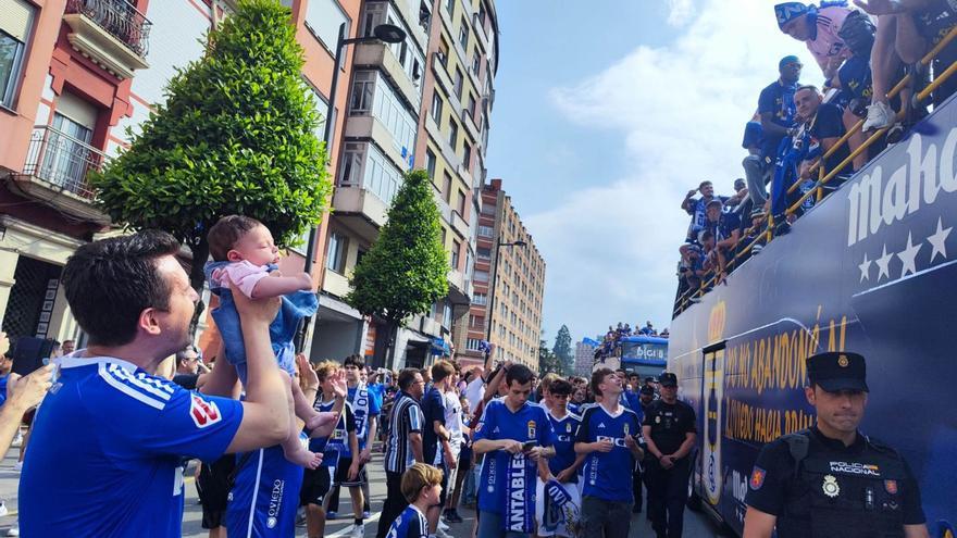 Hijos de una gesta inolvidable: numerosas familias con niños salieron a las calles a arropar al Oviedo