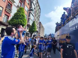 Hijos de una gesta inolvidable: numerosas familias con niños salieron a las calles a arropar al Oviedo