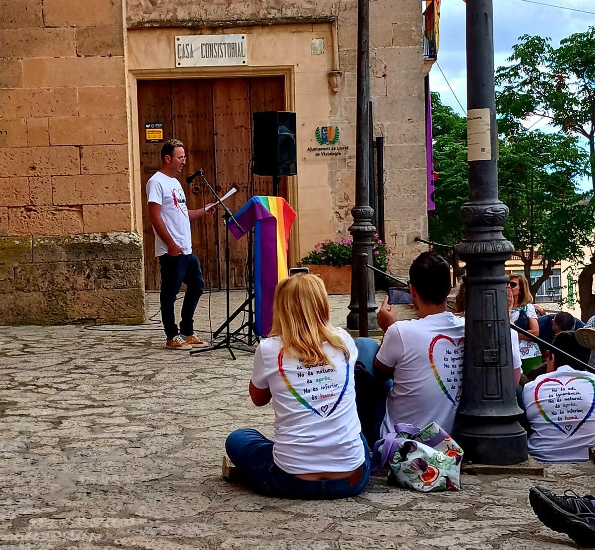 Miquel Gili Ferrer, durante el acto celebrado ayer frente a la iglesia de Lloret.