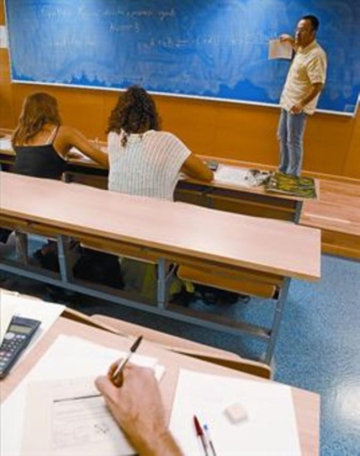 Alumnes de primer de la UAB, en una classe preparatòria de química. Alumnes de primer de la UAB, en una classe preparatòria de química.