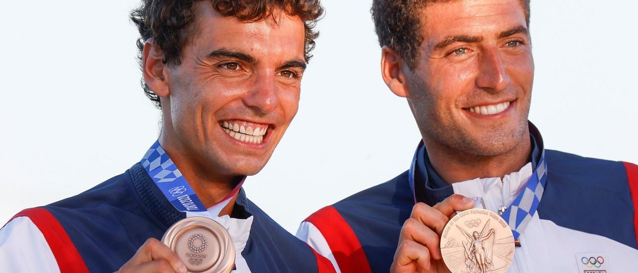 Jordi Xammar y Nico Rodríguez posan con sus medallas de bronce en Tokio