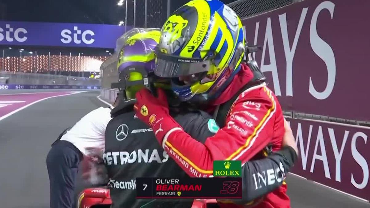 Hamilton corrió a felicitar a Bearman, el rookie de Ferrari, tras la carrera en Arabia