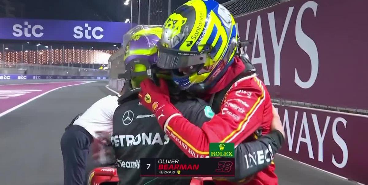 Hamilton corrió a felicitar a Bearman, el rookie de Ferrari, tras la carrera en Arabia