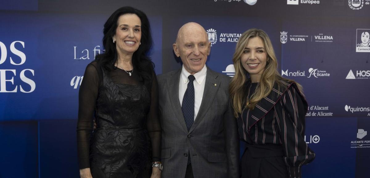 La presidenta ejecutiva de la Fundación Jorge Alió, María López Iglesias; el oftalmólogo alicantino y catedrático de la Universidad Miguel Hernández, el propio doctor Alió; y con ellos Alejandra Amesty, oftalmóloga de VISSUM.