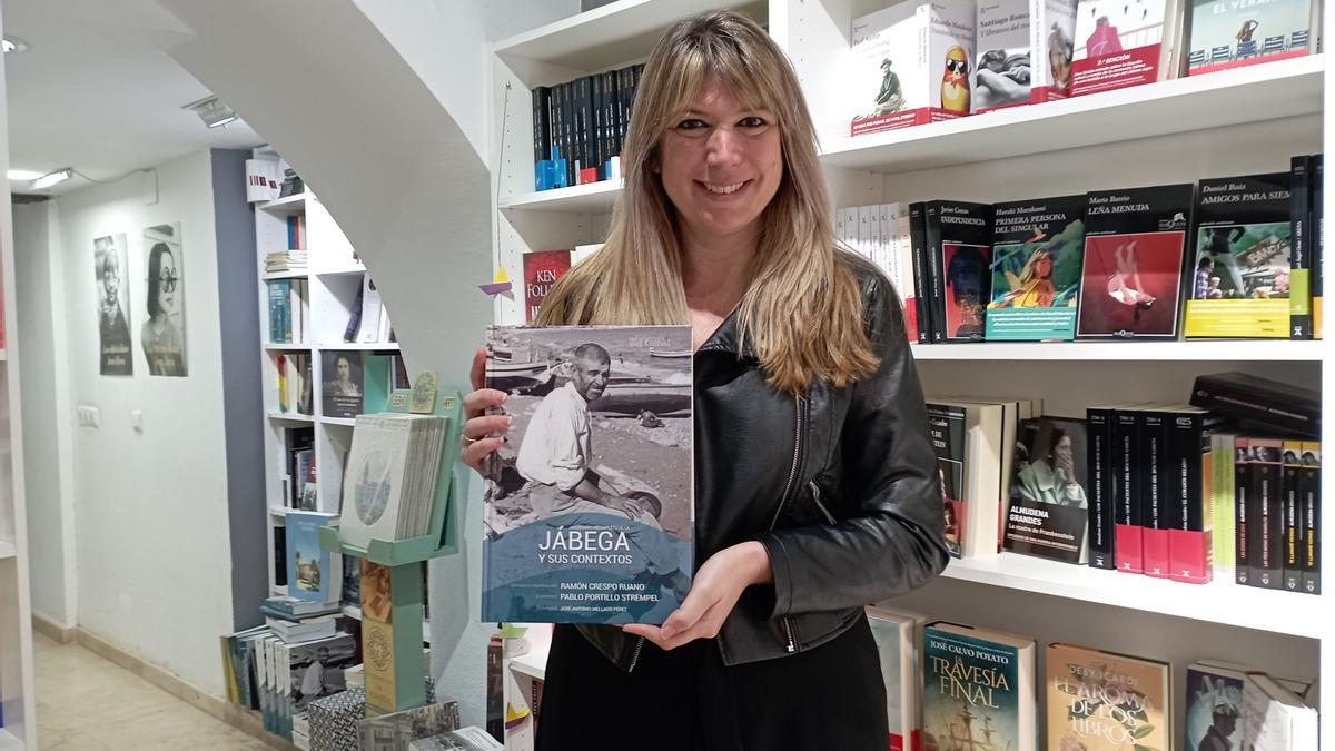 Estefanía Martín Palop, esta semana en Proteo, con el libro en el que aparece su bisabuelo en la portada.