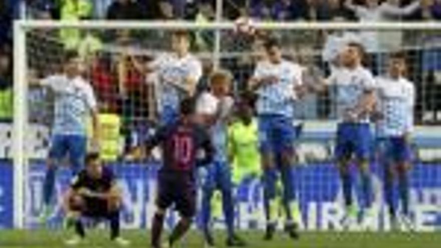 Messi, fent un xut de falta dissabte passat a La Rosaleda en la derrota contra el Màlaga.