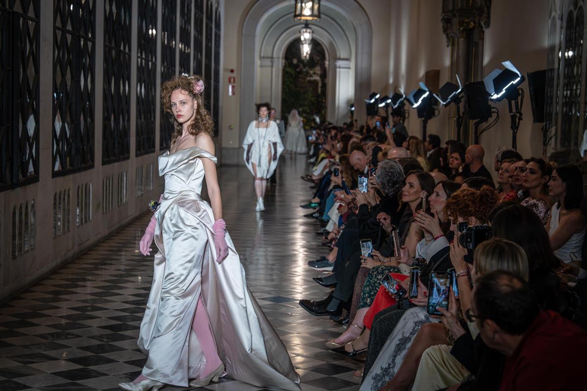 Barcelona Bridal Night: desfile nupcial de la firma Vivienne Westwood en el patio del edificio histórico de la Universitat de Barcelona