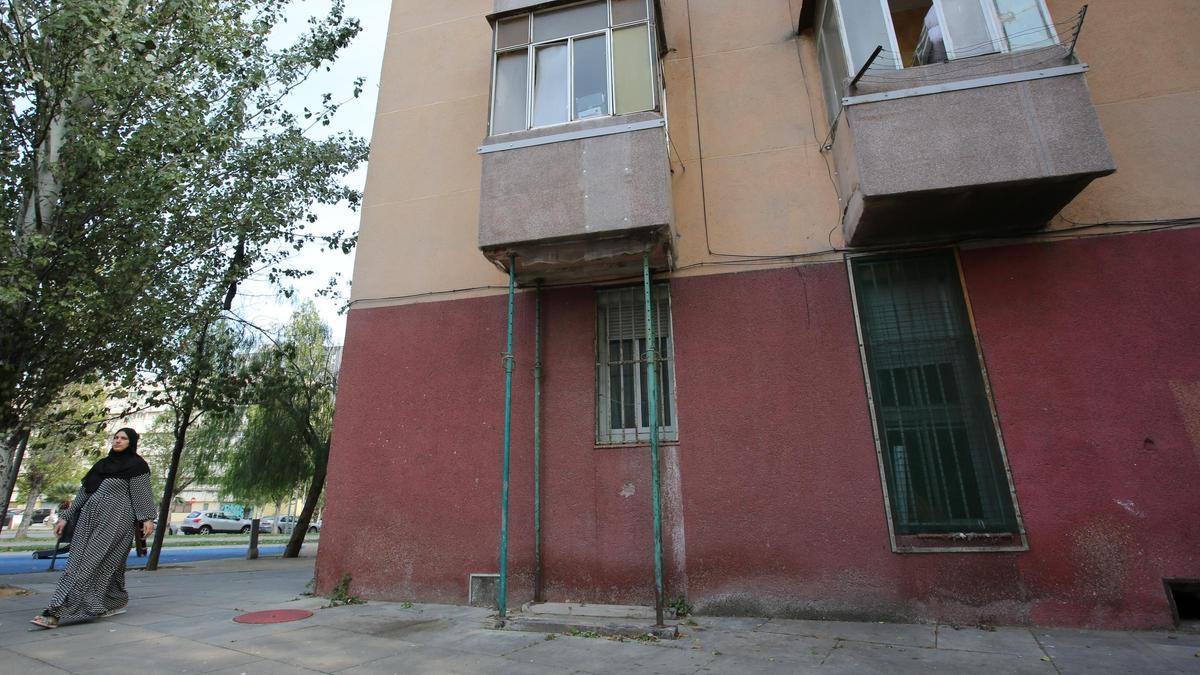 Un bloque de viviendas con puntales en el barrio del Besòs i el Maresme, en Barcelona.