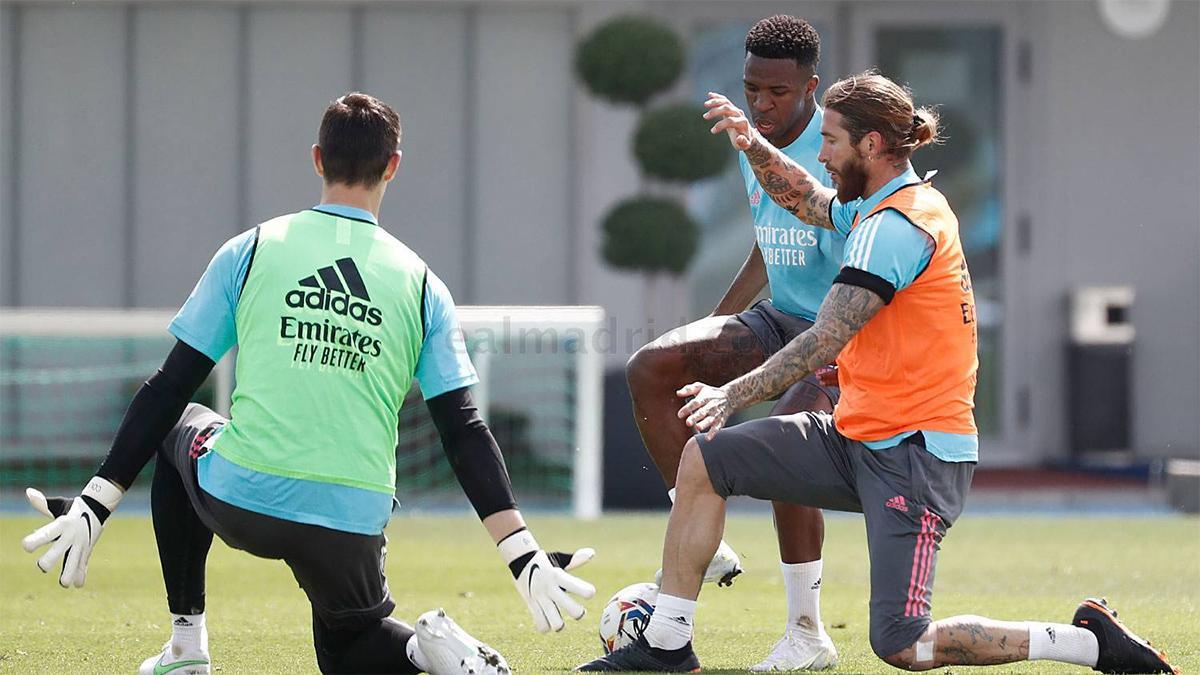 Sergio Ramos junto a Courtois y Vinicius