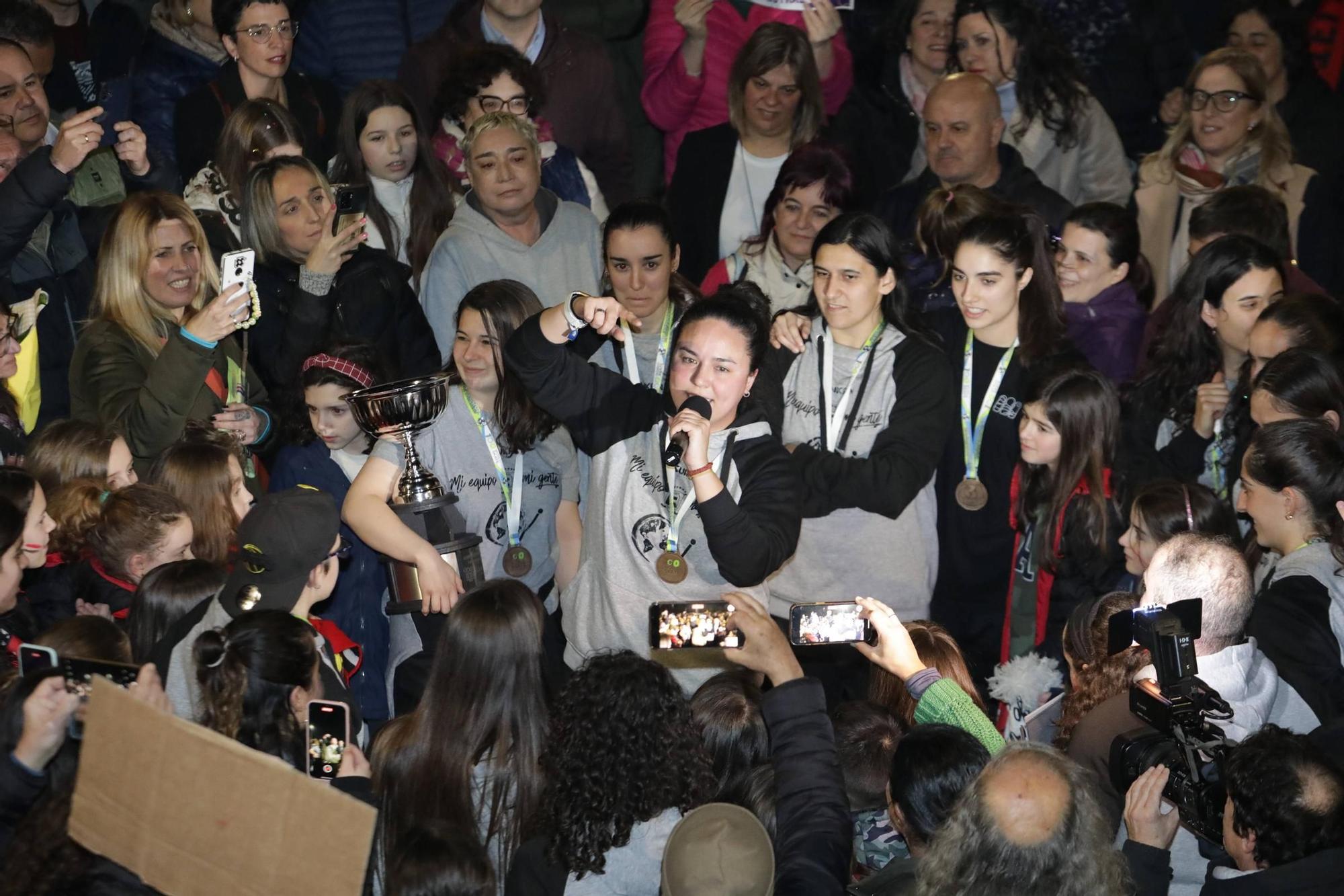 Así fue el multitudinario recibimiento en Gijón a las jugadoras del Telecable (en imágenes)