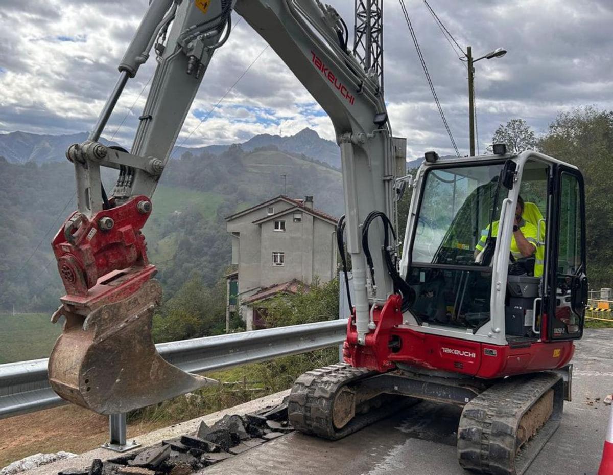 Trabajos para la instalación del sistema de bombeo en «la cuesta» la Pola.
