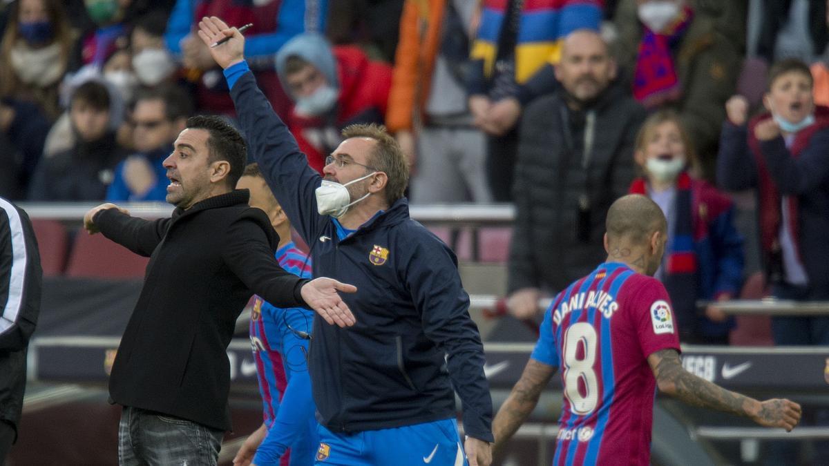 Xavi y su hermano protestando tras la expulsión de Alves