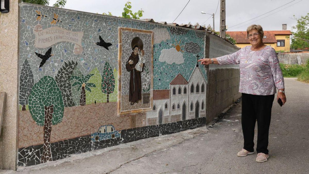 Carmelita muestra su última obra, en el exterior del muro de su finca.