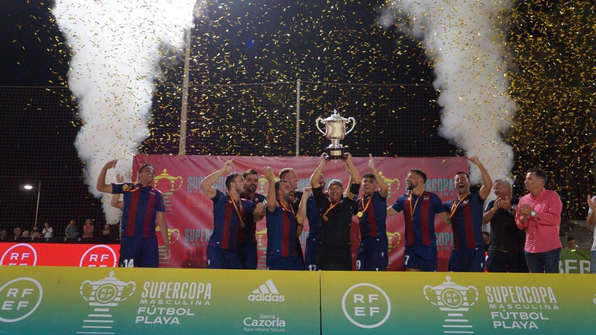 Los jugadores del Levante UD levantan la copa de campeones, ayer.  | RFEF