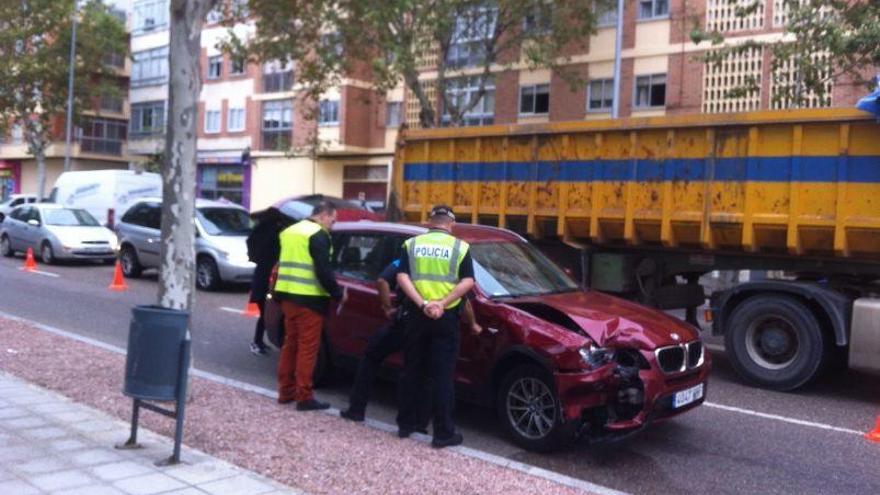 Colisión de dos vehículos en la avenida Requejo