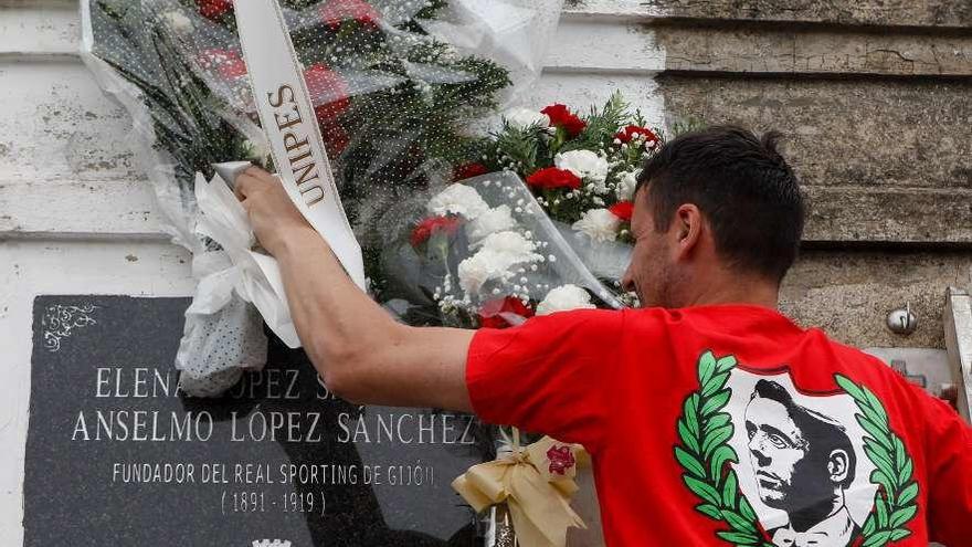 Roberto Narváez realiza la ofrenda floral ante la tumba de Anselmo López en el cementerio de Ceares.