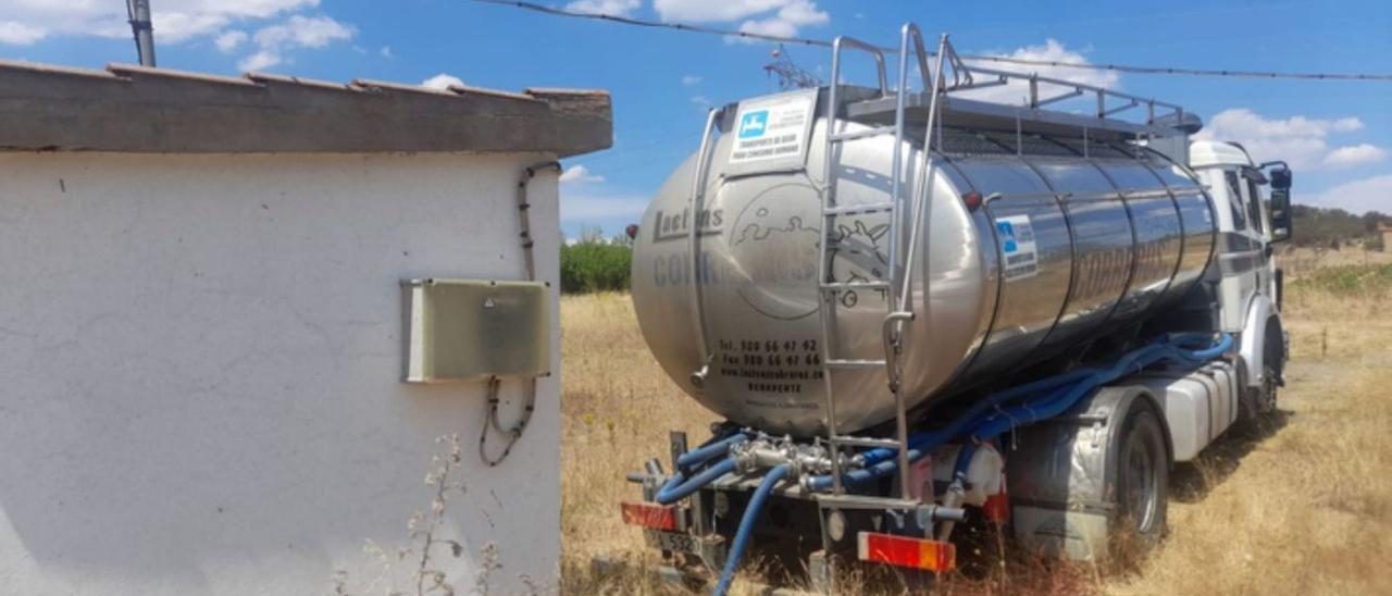 Una cuba de agua para abastecer al pueblo de Junquera. | E. P.
