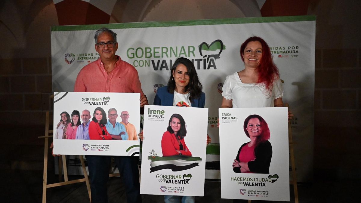 De Miguel pegó anoche carteles en la Plaza Alta junto a Macías y Cadenas.