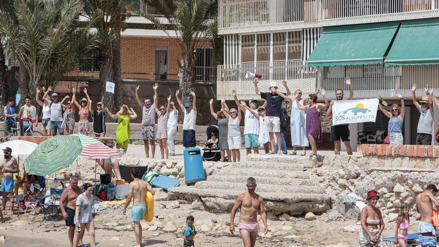 Más de cien personas forman una cadena humana en la Albufereta por la protección de la costa de Alicante