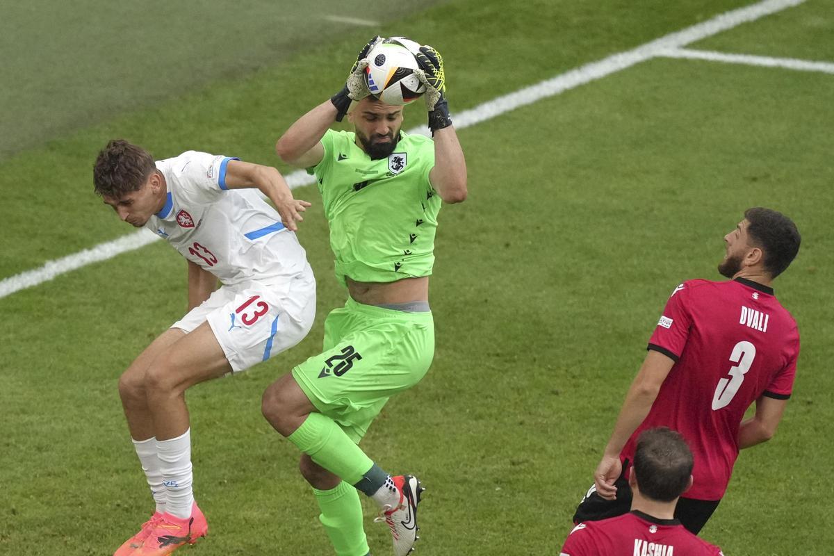 Mamardashvili durante el Georgia - República Checa de la UEFA EURO