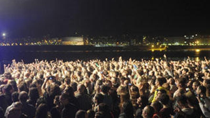 Asistentes a la inauguración del Noroeste 2014 en la playa de Riazor.