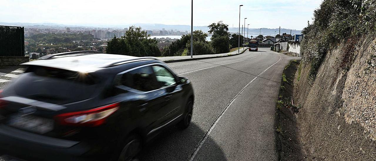 Un coche bajando por la carretera del Piles al Infanzón. | Juan Plaza