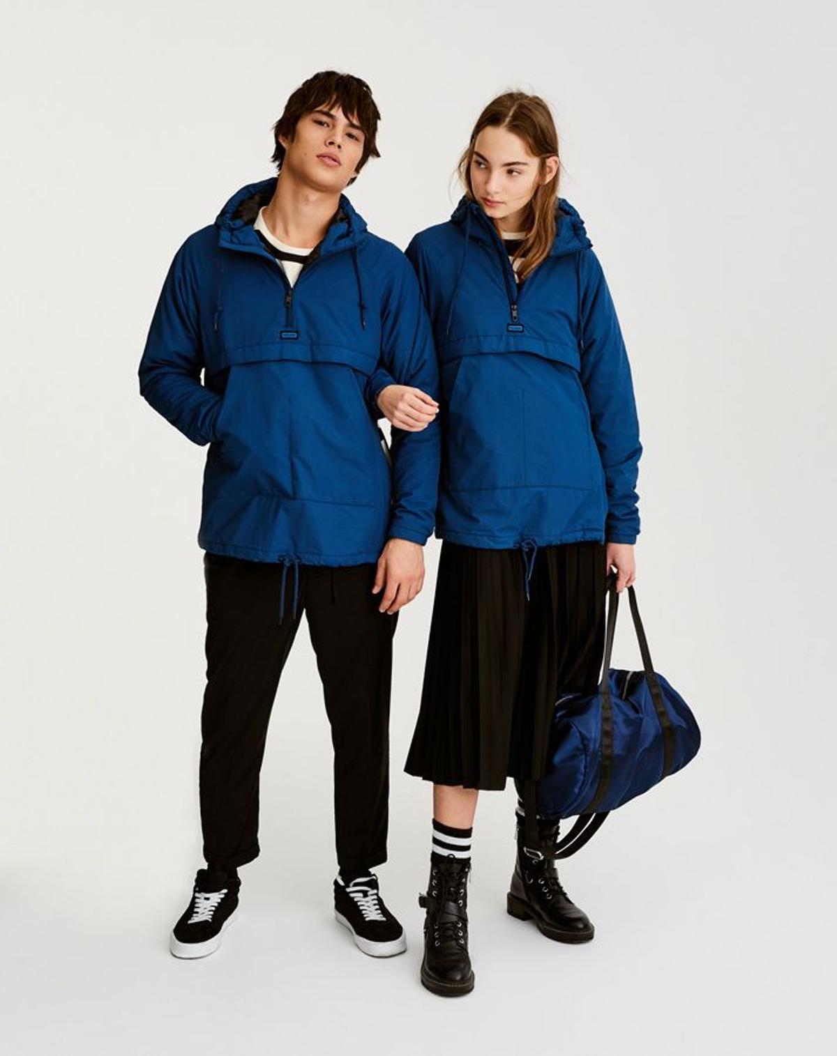 Colección 'unisex' de Pull&amp;Bear: chaqueta fina con capucha