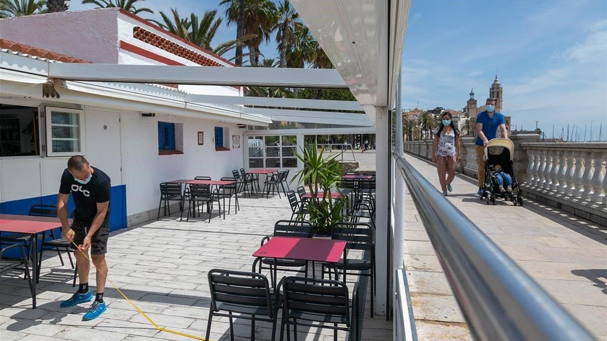 Trabajos en una terraza en Sitges