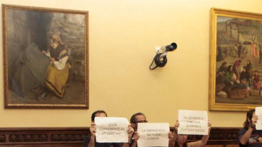 Por la izquierda, David Saavedra (Emulsa), Luis Lozano (Polígono de Pumarín) y Margarita González (Alambique), antes de intervenir en el Pleno.