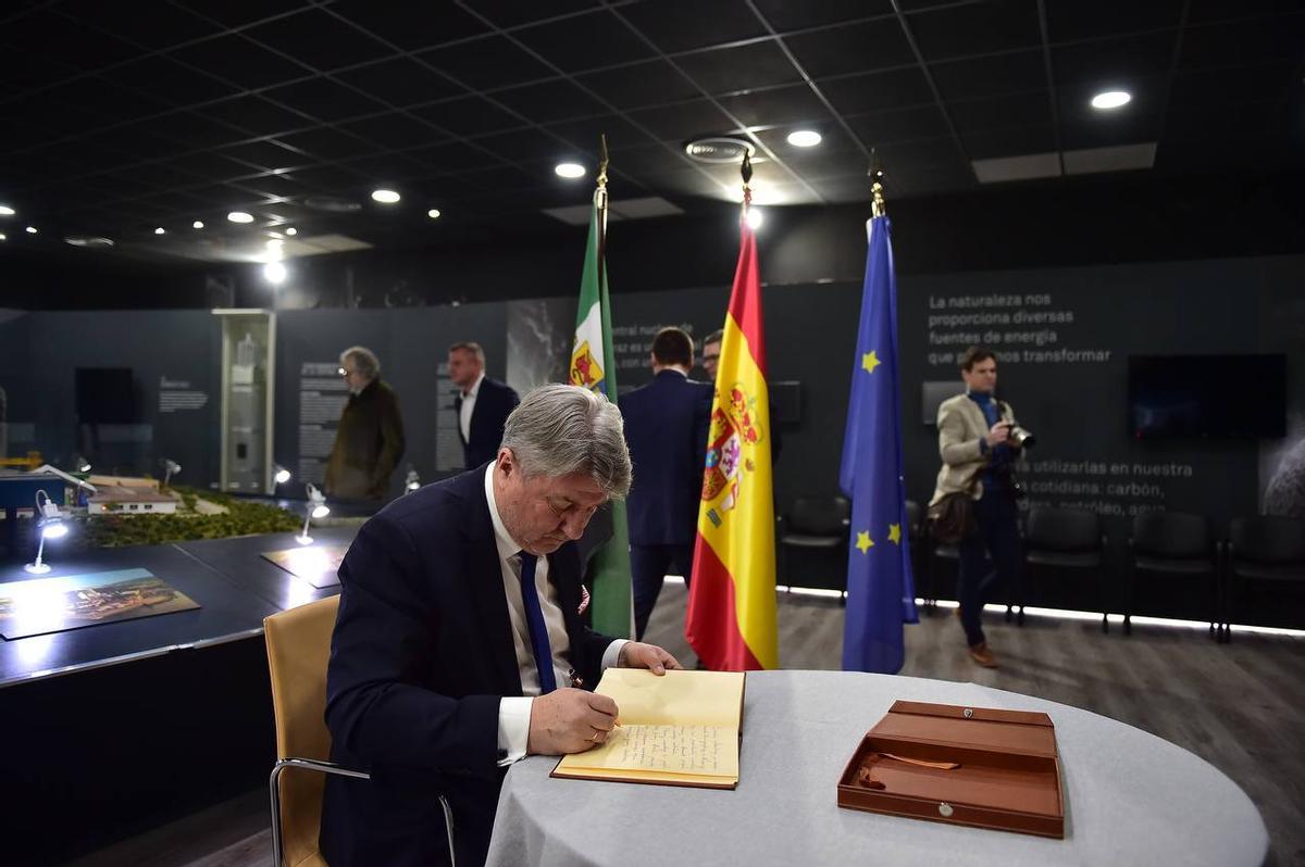 Fotogalería | La delegación de eurodiputados visita Almaraz y conoce de primera mano el funcionamiento de la central nuclear